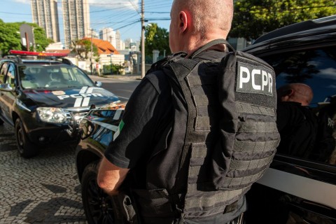 A Polícia Civil do Paraná prendeu dois homens, de 18 e 45 anos
