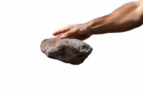 Homem arremessa pedras e causa danos em residência em Borrazópolis