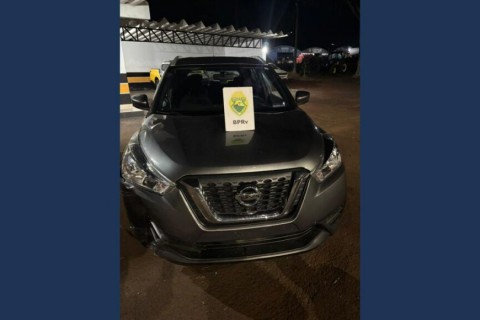 Um carro com registro de roubo foi recuperado após uma perseguição policial na madrugada desta terça-feira, dia 3