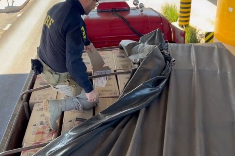 Polícia Rodoviária Federal apreendeu uma grande carga de cigarros contrabandeados